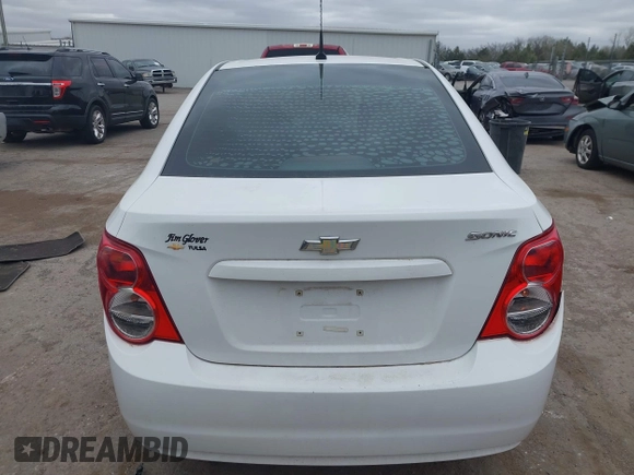 2014 Chevrolet Sonic LS z VIN 1G1JA5SH9E4180377, wystawiony jako IAAI lot #41839198 z przebiegiem 156 357 mil mil oraz . Historia ofert i sprzedaży dostępna na DreamBid. Obrazek 16.