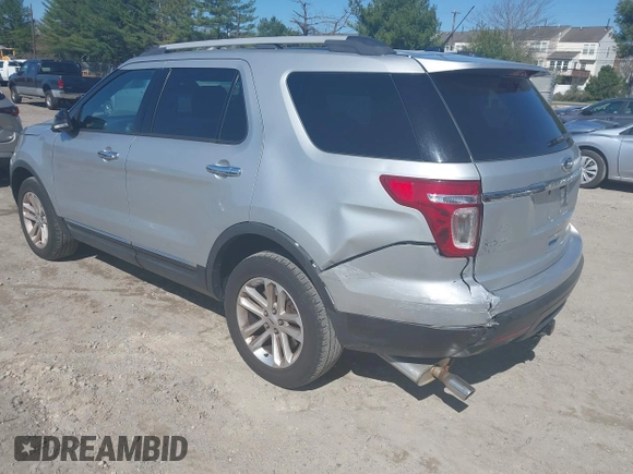 2015 Ford Explorer XLT with VIN 1FM5K8D83FGA37831, listed as a IAAI auction lot 41998146 with 121,678 mi miles and . Bid and sale history available at carsss.com. Image 3.
