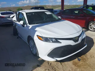 2019 Toyota Camry LE z VIN 4T1B11HK6KU821600, wystawiony jako IAAI lot #42258695 z przebiegiem 29 839 mil mil oraz . Historia ofert i sprzedaży dostępna na DreamBid. Obrazek 1.