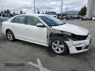 2014 Volkswagen Passat Wolfsburg Edition z VIN 1VWAT7A3XEC021986, wystawiony jako Copart lot #48819995 z przebiegiem 125 699 mil mil oraz Szkoda całkowita • Salvage title. Historia ofert i sprzedaży dostępna na DreamBid. Obrazek 4.