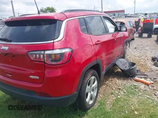 2020 Jeep Compass Latitude z VIN 3C4NJDBB6LT173909, wystawiony jako IAAI lot #42615635 z przebiegiem 34 212 mil mil oraz . Historia ofert i sprzedaży dostępna na DreamBid. Obrazek 4.