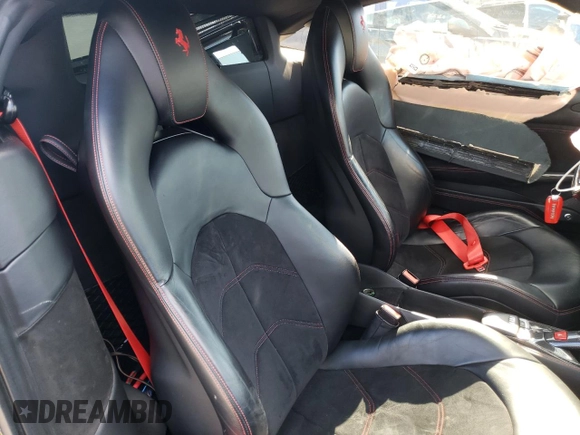 2018 Ferrari 488 z VIN ZFF79ALA6J0231860, wystawiony jako Copart lot #46477065 z przebiegiem Nie podano mil oraz Szkoda całkowita • Salvage title. Historia ofert i sprzedaży dostępna na DreamBid. Obrazek 10.