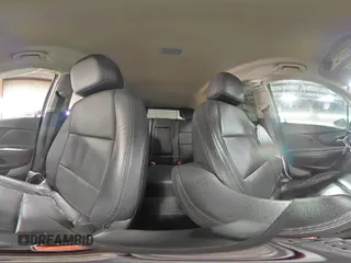 2020 Buick Encore Essence z VIN KL4CJGSB6LB045867, wystawiony jako Copart lot #88046955 z przebiegiem 37 595 mil mil oraz Szkody całkowita. Historia ofert i sprzedaży dostępna na DreamBid. Obrazek 14.