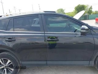 2018 Toyota RAV4 XLE z VIN 2T3WFREV4JW495379, wystawiony jako IAAI lot #42406849 z przebiegiem 132 126 mil mil oraz . Historia ofert i sprzedaży dostępna na DreamBid. Obrazek 14.