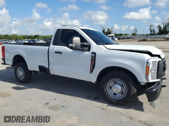 2023 Ford F-250 XL z VIN 1FTBF2AA5PEE21669, wystawiony jako Copart lot #65799754 z przebiegiem Nie podano mil oraz Czysty tytuł • Clean title. Historia ofert i sprzedaży dostępna na DreamBid. Obrazek 4.