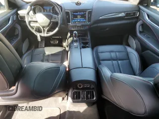 2018 Maserati Levante S GranSport z VIN ZN661YUS7JX268861, wystawiony jako Copart lot #88175995 z przebiegiem 41 748 mil mil oraz Szkoda całkowita • Salvage title. Historia ofert i sprzedaży dostępna na DreamBid. Obrazek 8.