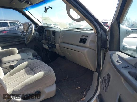 2001 Ford Excursion XLT z VIN 1FMNU41S41EC12353, wystawiony jako IAAI lot #41573845 z przebiegiem 198 777 mil mil oraz . Historia ofert i sprzedaży dostępna na DreamBid. Obrazek 5.