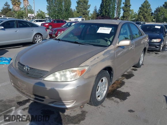 2002 Toyota Camry XLE z VIN 4T1BF32KX2U034414, wystawiony jako IAAI lot #42281225 z przebiegiem 141 434 mil mil oraz . Historia ofert i sprzedaży dostępna na DreamBid. Obrazek 6.
