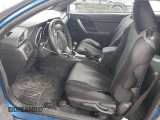 2014 Scion tC z VIN JTKJF5C76E3087992, wystawiony jako Copart lot #56058445 z przebiegiem 84 387 mil mil oraz Czysty tytuł • Clean title. Historia ofert i sprzedaży dostępna na DreamBid. Obrazek 7.