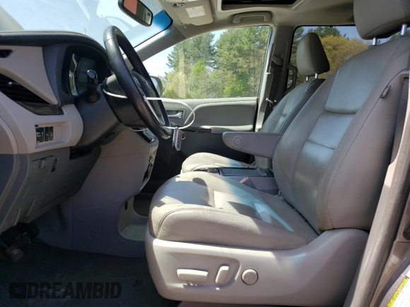 2017 Toyota Sienna XLE Auto Access Seat z VIN 5TDYZ3DC9HS890943, wystawiony jako Copart lot #55387005 z przebiegiem 146 986 mil mil oraz Szkoda całkowita • Salvage title. Historia ofert i sprzedaży dostępna na DreamBid. Obrazek 7.