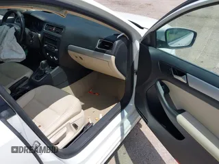 2014 Volkswagen Jetta SE with VIN 3VWD07AJXEM333132, listed as a IAAI auction lot 42637022 with 157,113 mi miles and . Bid and sale history available at DreamBid. Image 5.