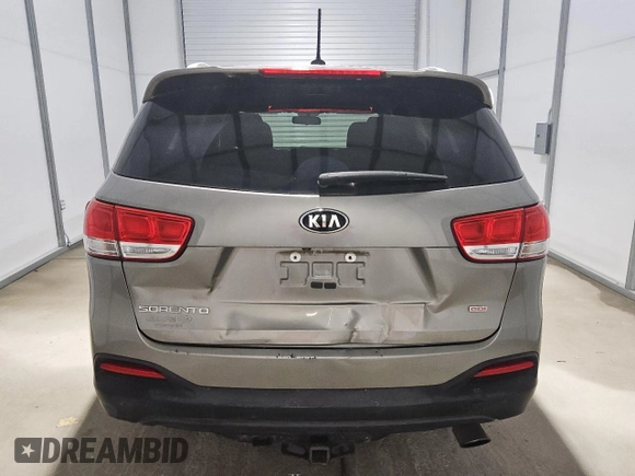 2017 Kia Sorento LX z VIN 5XYPGDA36HG284069, wystawiony jako Copart lot #56899345 z przebiegiem 106 724 mil mil oraz Czysty tytuł • Clean title. Historia ofert i sprzedaży dostępna na DreamBid. Obrazek 6.