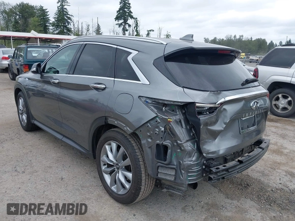 2020 Infiniti QX50 Luxe z VIN 3PCAJ5M1XLF117060, wystawiony jako IAAI lot #42500252 z przebiegiem 63 533 mil mil oraz . Historia ofert i sprzedaży dostępna na DreamBid. Obrazek 3.