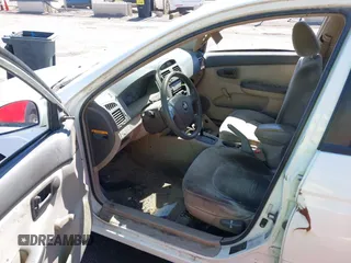 2005 Kia Spectra LX z VIN KNAFE122955121133, wystawiony jako IAAI lot #42434111 z przebiegiem 184 114 mil mil oraz . Historia ofert i sprzedaży dostępna na DreamBid. Obrazek 5.