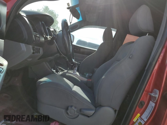 2010 Toyota Tacoma PreRunner z VIN 3TMJU4GN3AM096545, wystawiony jako Copart lot #53389965 z przebiegiem 176 639 mil mil oraz Szkoda całkowita • Salvage title. Historia ofert i sprzedaży dostępna na DreamBid. Obrazek 7.
