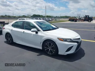 2020 Toyota Camry SE z VIN 4T1G11AK2LU883786, wystawiony jako IAAI lot #42261743 z przebiegiem 131 564 mil mil oraz . Historia ofert i sprzedaży dostępna na DreamBid. Obrazek 1.