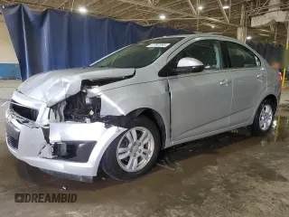 2015 Chevrolet Sonic LT z VIN 1G1JC5SH7F4175190, wystawiony jako Copart lot #47792395 z przebiegiem 144 880 mil mil oraz Czysty tytuł • Clean title. Historia ofert i sprzedaży dostępna na DreamBid. Obrazek 1.