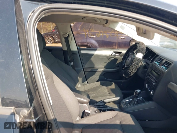 2015 Volkswagen Jetta SE with VIN 3VWD07AJ9FM411420, listed as a IAAI auction lot 40246311 with 141,456 mi miles and . Bid and sale history available at DreamBid. Image 5.