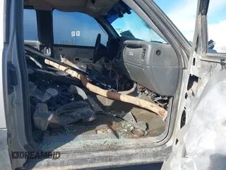 2005 Chevrolet Silverado 1500 Z71 z VIN 1GCEK19B35Z150360, wystawiony jako IAAI lot #41923111 z przebiegiem Nie podano mil oraz . Historia ofert i sprzedaży dostępna na DreamBid. Obrazek 5.