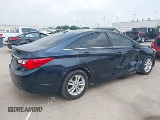 2013 Hyundai Sonata GLS z VIN 5NPEB4AC7DH551258, wystawiony jako IAAI lot #39504398 z przebiegiem 177 552 mil mil oraz . Historia ofert i sprzedaży dostępna na DreamBid. Obrazek 4.