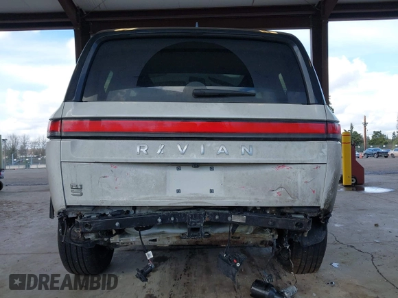 2024 Rivian R1S Adventure z VIN 7PDSGBBA4RN044260, wystawiony jako IAAI lot #41712342 z przebiegiem 7521 mil mil oraz . Historia ofert i sprzedaży dostępna na DreamBid. Obrazek 6.
