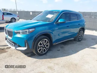 2025 BMW X1 xDrive28i z VIN WBX73EF04S5082009, wystawiony jako IAAI lot #41511596 z przebiegiem 3 561 mil mil oraz . Historia ofert i sprzedaży dostępna na DreamBid. Obrazek 2.