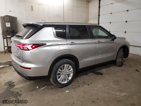 2024 Mitsubishi Outlander ES with VIN JA4J4UA89RZ080194, listed as a Copart auction lot 88147275 with 4,000 mi miles and Salvage Title. Bid and sale history available at carsss.com. Image 3.