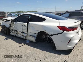 2023 BMW M8 Competition z VIN WBSAE0C04PCL03625, wystawiony jako Copart lot #52190975 z przebiegiem Nie podano mil oraz Nie do naprawy. Historia ofert i sprzedaży dostępna na DreamBid. Obrazek 2.
