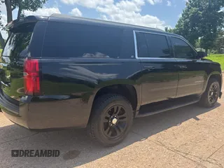 2017 Chevrolet Suburban LT z VIN 1GNSKHKC4HR207031, wystawiony jako Copart lot #62150635 z przebiegiem 209 342 mil mil oraz Czysty tytuł • Clean title. Historia ofert i sprzedaży dostępna na DreamBid. Obrazek 4.