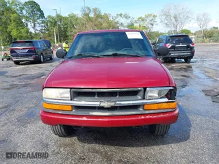 2000 Chevrolet S-10 LS with VIN 1GCCS1444YK167617, listed as a IAAI auction lot 41612272 with 115,900 mi miles. Bid and sale history available at carsss.com. Image 12.