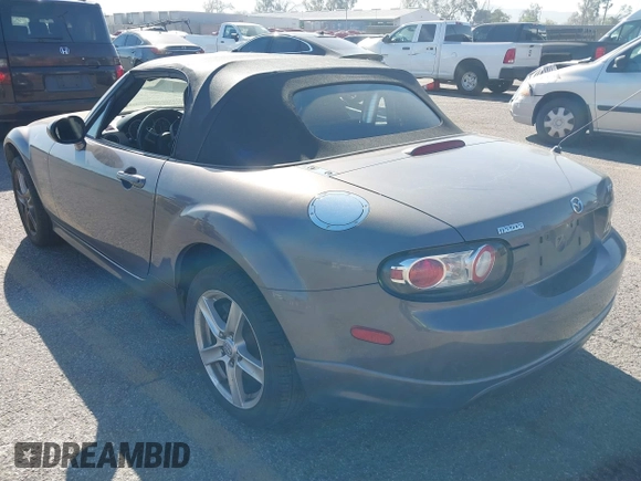 2006 Mazda MX-5 Miata Touring z VIN JM1NC25F960112536, wystawiony jako IAAI lot #41868290 z przebiegiem 153 162 mil mil oraz . Historia ofert i sprzedaży dostępna na DreamBid. Obrazek 3.