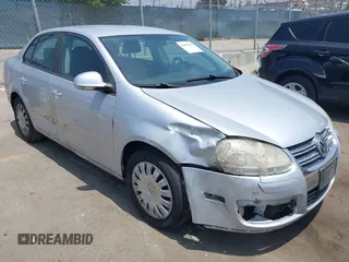 2008 Volkswagen Jetta S z VIN 3VWJZ71K38M156509, wystawiony jako IAAI lot #42465542 z przebiegiem 107 397 mil mil oraz . Historia ofert i sprzedaży dostępna na DreamBid. Obrazek 1.