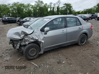 2010 Nissan Versa S z VIN 3N1BC1AP9AL418100, wystawiony jako Copart lot #57971985 z przebiegiem 95 353 mil mil oraz Szkoda całkowita • Salvage title. Historia ofert i sprzedaży dostępna na DreamBid. Obrazek 1.