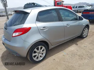 2013 Mazda 2 Touring z VIN JM1DE1LY5D0161556, wystawiony jako IAAI lot #42393636 z przebiegiem 151 792 mil mil oraz . Historia ofert i sprzedaży dostępna na DreamBid. Obrazek 4.