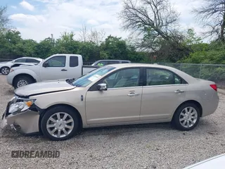 2010 Lincoln MKZ z VIN 3LNHL2GC0AR754146, wystawiony jako IAAI lot #42214165 z przebiegiem 88 913 mil mil oraz . Historia ofert i sprzedaży dostępna na DreamBid. Obrazek 14.