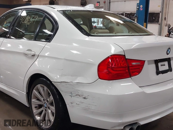 2011 BMW 3 Series 328i z VIN WBAPH5G57BNM82328, wystawiony jako IAAI lot #42130819 z przebiegiem 117 047 mil mil oraz . Historia ofert i sprzedaży dostępna na DreamBid. Obrazek 6.