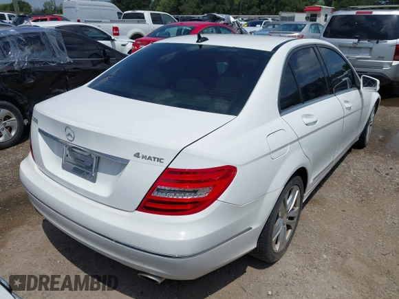 2013 Mercedes-Benz C 300 Sport z VIN WDDGF8AB1DR248695, wystawiony jako IAAI lot #42516492 z przebiegiem 155 429 mil mil oraz . Historia ofert i sprzedaży dostępna na DreamBid. Obrazek 4.