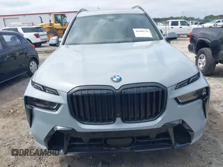 2024 BMW X7 xDrive40i z VIN 5UX23EM07R9T99861, wystawiony jako IAAI lot #40400730 z przebiegiem 9 916 mil mil oraz . Historia ofert i sprzedaży dostępna na DreamBid. Obrazek 12.