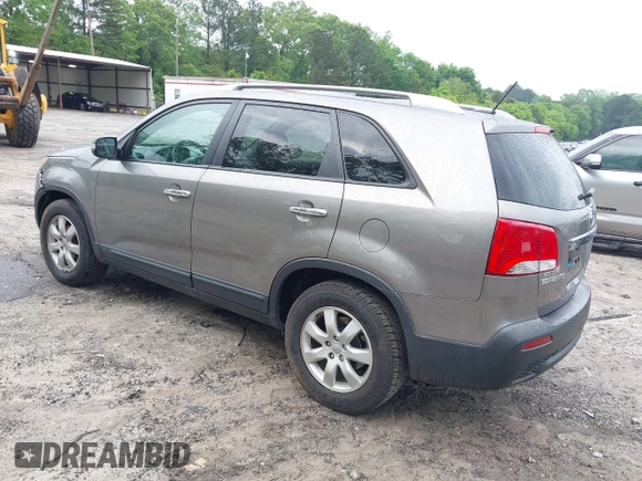 2013 Kia Sorento LX z VIN 5XYKT3A68DG386493, wystawiony jako IAAI lot #42102477 z przebiegiem 196 351 mil mil oraz . Historia ofert i sprzedaży dostępna na DreamBid. Obrazek 3.