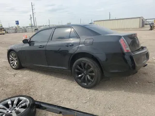 2014 Chrysler 300 S z VIN 2C3CCABG7EH272797, wystawiony jako Copart lot #54774145 z przebiegiem 139 587 mil mil oraz Szkoda całkowita • Salvage title. Historia ofert i sprzedaży dostępna na DreamBid. Obrazek 2.