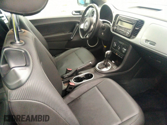 2013 Volkswagen Beetle 2.5L z VIN 3VW5P7AT4DM813232, wystawiony jako IAAI lot #39203795 z przebiegiem 81 397 mil mil oraz . Historia ofert i sprzedaży dostępna na DreamBid. Obrazek 5.