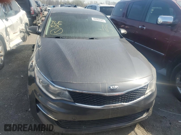 2017 Kia Optima LX z VIN KNAGT4L31H5157034, wystawiony jako Copart lot #45582345 z przebiegiem 239 655 mil mil oraz Szkoda całkowita • Salvage title. Historia ofert i sprzedaży dostępna na DreamBid. Obrazek 5.