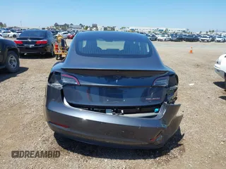 2018 Tesla Model 3 Long Range Battery z VIN 5YJ3E1EB8JF105886, wystawiony jako IAAI lot #42268190 z przebiegiem 80 917 mil mil oraz . Historia ofert i sprzedaży dostępna na DreamBid. Obrazek 17.