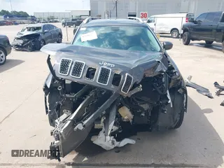 2019 Jeep Cherokee Latitude Plus z VIN 1C4PJLLB2KD333239, wystawiony jako IAAI lot #42144451 z przebiegiem 64 828 mil mil oraz . Historia ofert i sprzedaży dostępna na DreamBid. Obrazek 12.