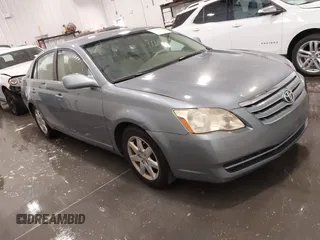 2007 Toyota Avalon XL z VIN 4T1BK36B07U216457, wystawiony jako IAAI lot #42102727 z przebiegiem 149 168 mil mil oraz . Historia ofert i sprzedaży dostępna na DreamBid. Obrazek 1.
