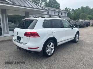 2013 Volkswagen Touareg Lux z VIN WVGEF9BP3DD005660, wystawiony jako IAAI lot #42463361 z przebiegiem 145 056 mil mil oraz . Historia ofert i sprzedaży dostępna na DreamBid. Obrazek 4.