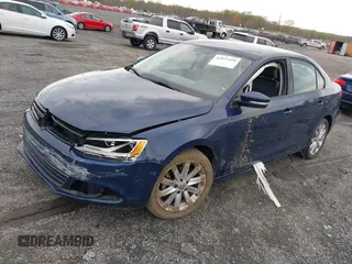 2014 Volkswagen Jetta SE z VIN 3VWD17AJ8EM326015, wystawiony jako IAAI lot #42027359 z przebiegiem 75 436 mil mil oraz . Historia ofert i sprzedaży dostępna na DreamBid. Obrazek 2.