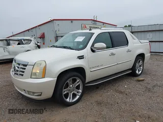 2007 Cadillac Escalade EXT with VIN 3GYFK62817G141539, listed as a IAAI auction lot 42022337 with 211,440 mi miles. Bid and sale history available at carsss.com. Image 2.