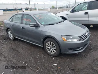 2014 Volkswagen Passat S z VIN 1VWAT7A31EC117263, wystawiony jako IAAI lot #42346984 z przebiegiem 158 629 mil mil oraz . Historia ofert i sprzedaży dostępna na DreamBid. Obrazek 1.