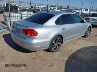 2014 Volkswagen Passat Wolfsburg Edition z VIN 1VWAS7A39EC068493, wystawiony jako IAAI lot #42225256 z przebiegiem 183 853 mil mil oraz . Historia ofert i sprzedaży dostępna na DreamBid. Obrazek 4.